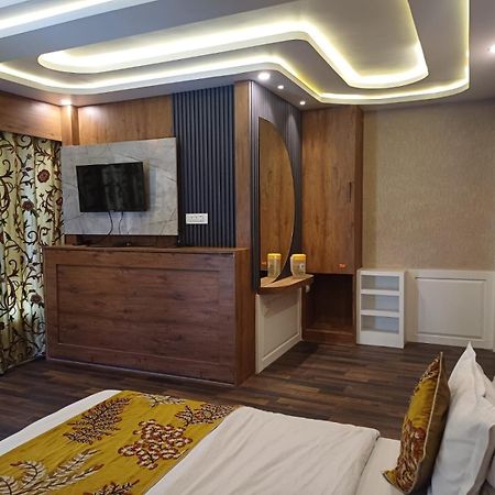 Hotel Manora Palace Сринагар Экстерьер фото