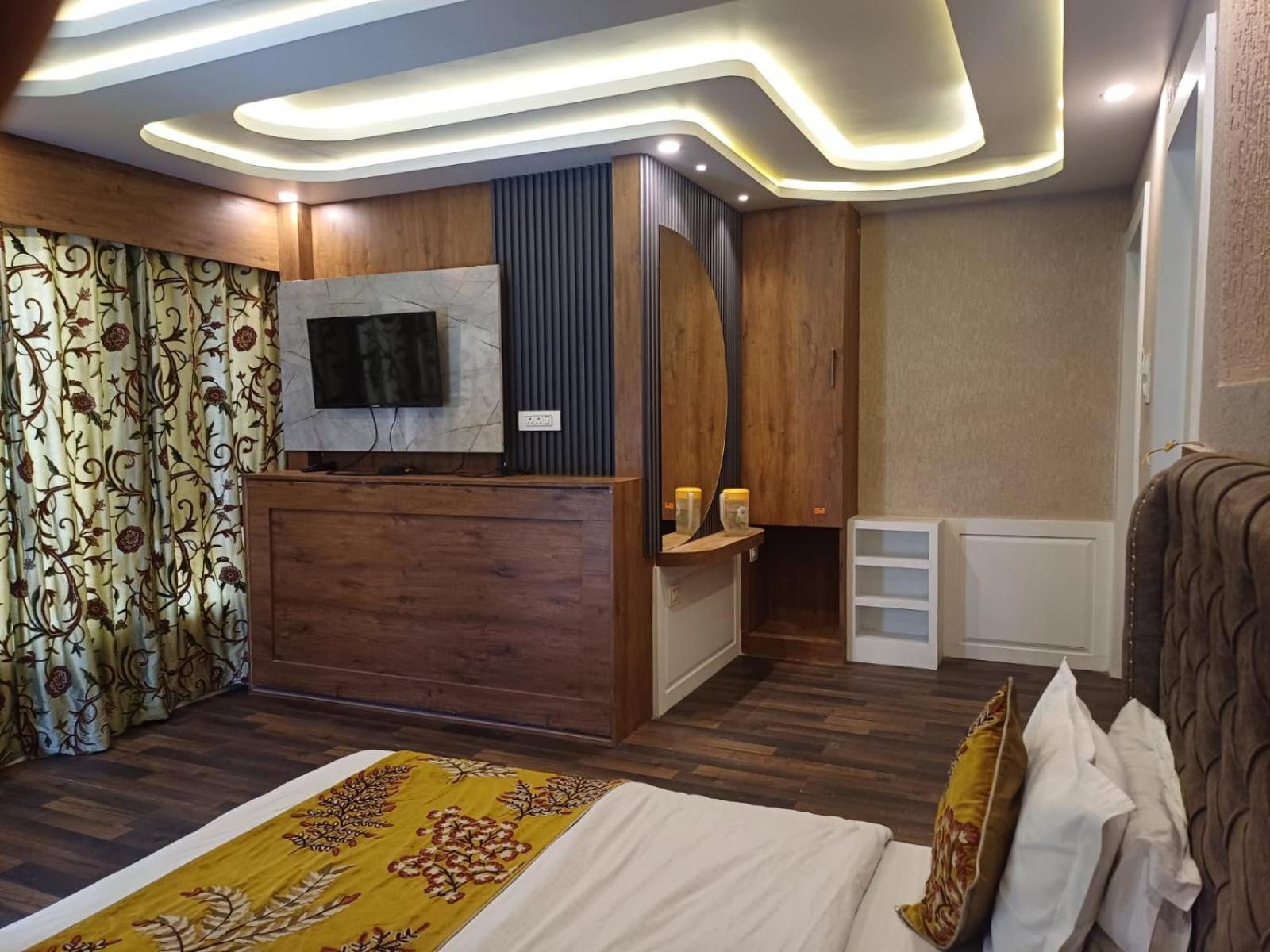 Hotel Manora Palace Сринагар Экстерьер фото