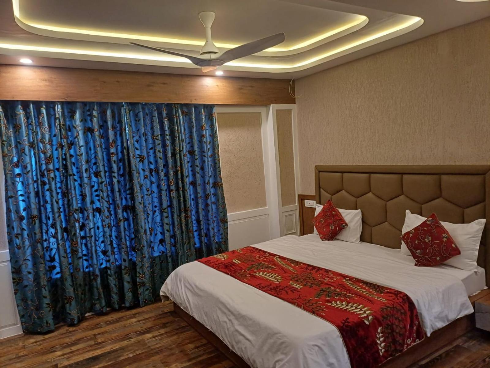 Hotel Manora Palace Сринагар Экстерьер фото